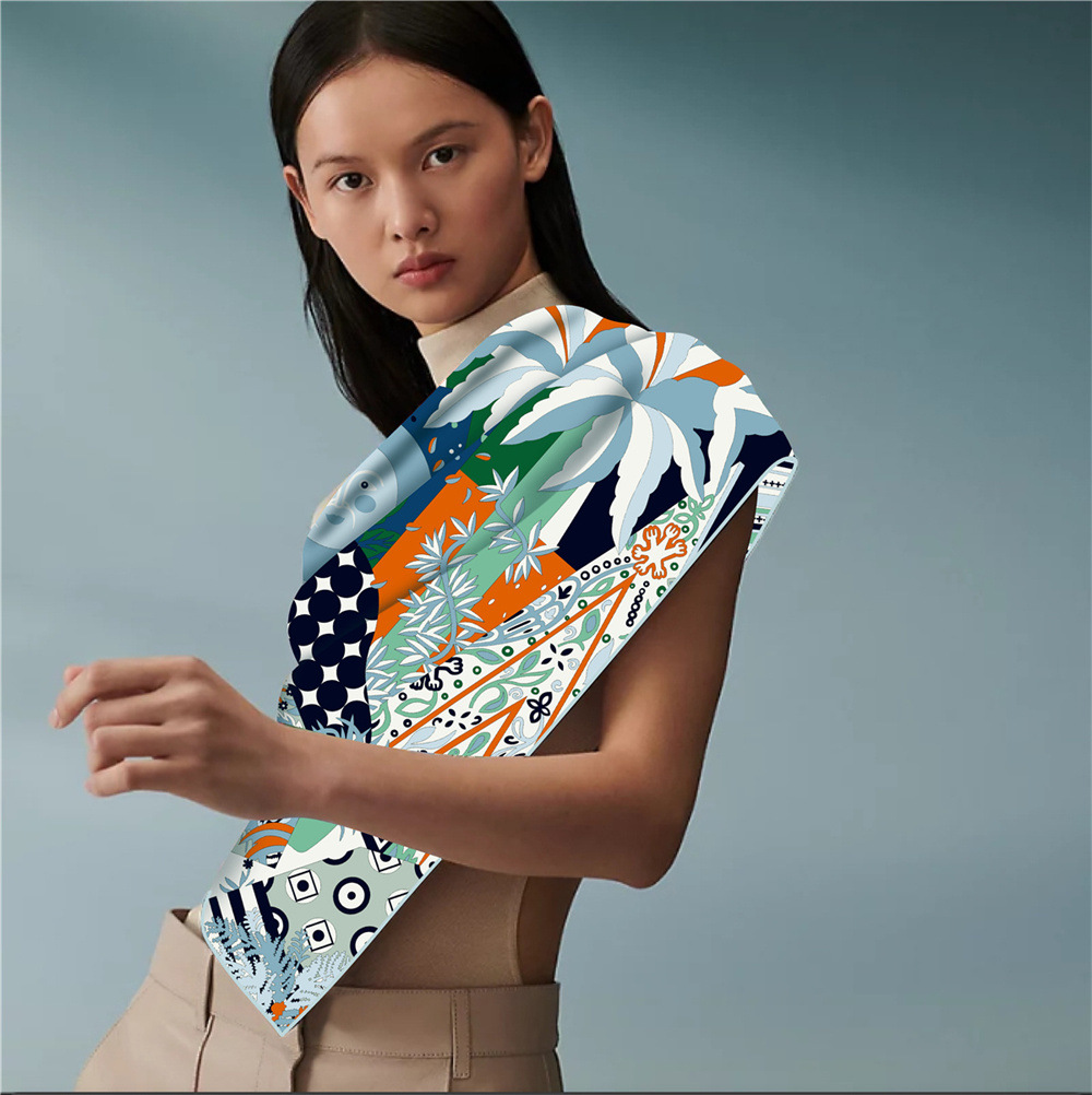 Vintage Women Silk Scarf Trian - Luxury Bags Vintage recension och pris